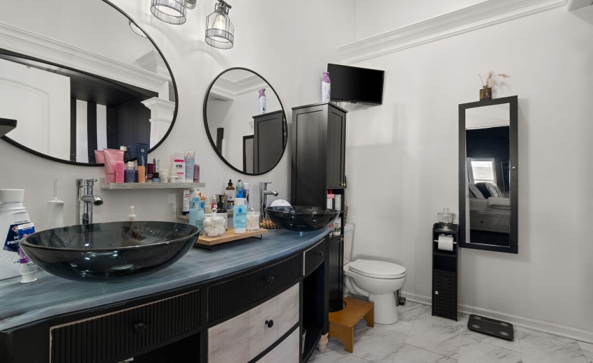 primary bedroom bathroom
