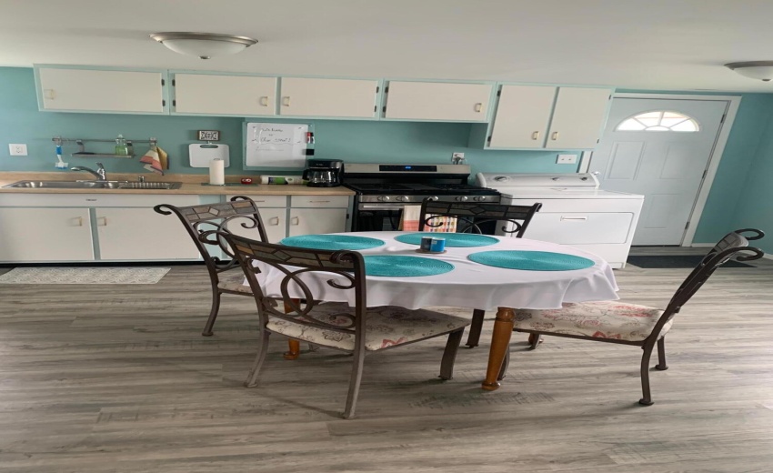 Ohio eat in kitchen to back door