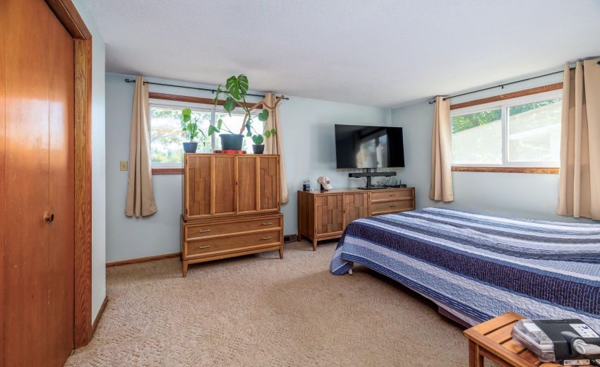 209 E Broadway St Brook-9