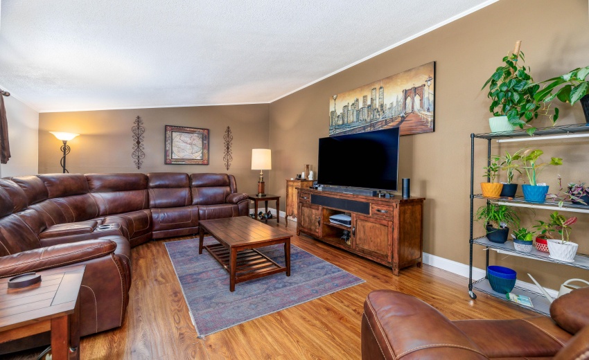209 E Broadway St Brook-1