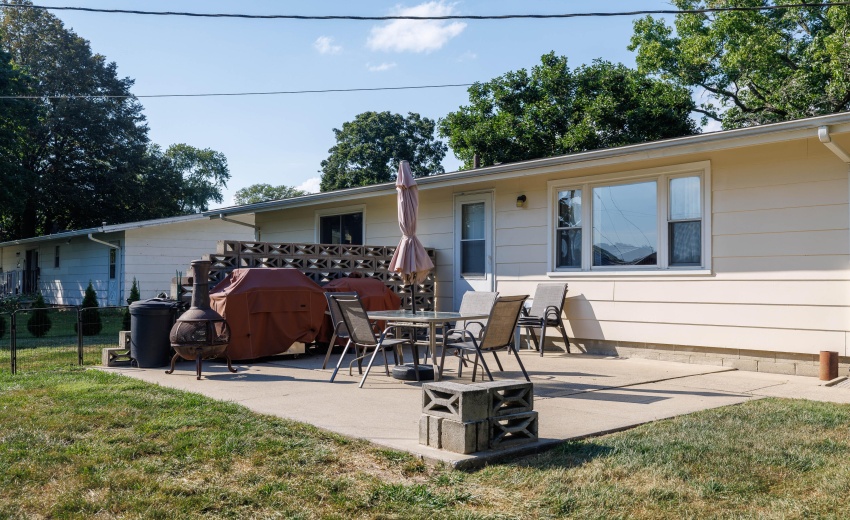 209 E Broadway St Brook-28