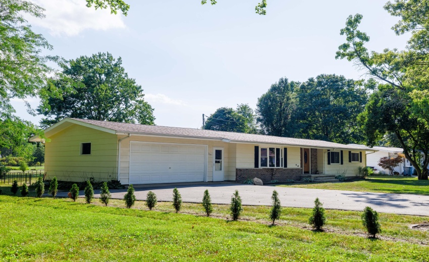 209 E Broadway St Brook-23