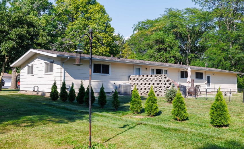 209 E Broadway St Brook-27