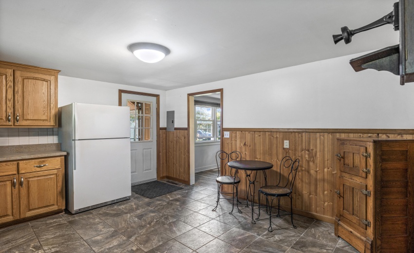 Kitchen and breakfast area