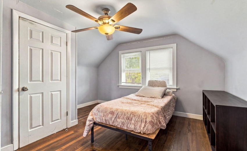 Second upstairs bedroom