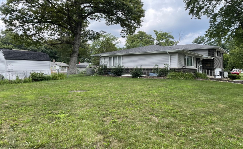 Extra large side yard