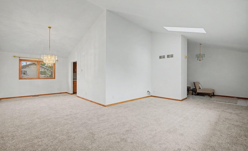 Fresh paint/carpeting main level