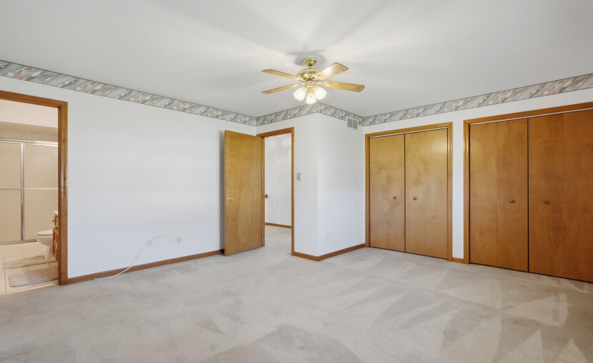 primary bedroom w/3/4 bathroom