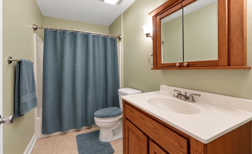 Upstairs full bath