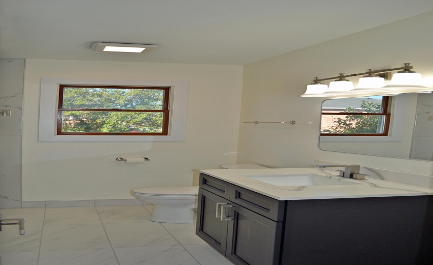 UPSTAIRS HALL FULL BATH