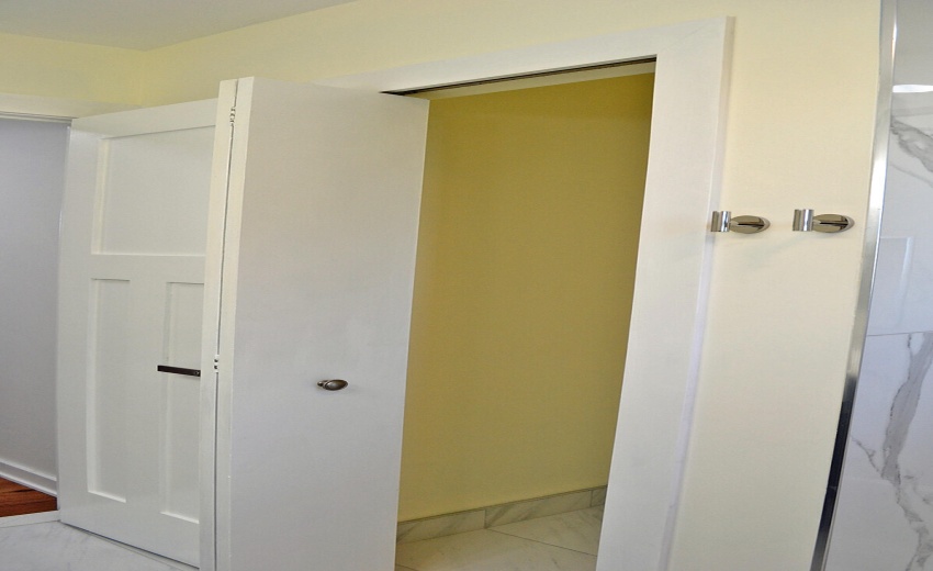 UPSTAIRS HALL BATH DEEP CLOSET