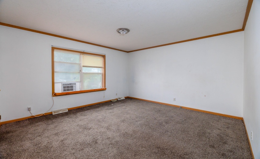 106 W Allen St Kentland-19