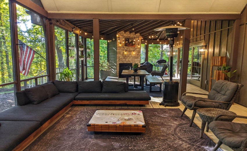 Large Screened Porch for entertaining. Accessable from LR, Kitchen/Dining and Master Suite