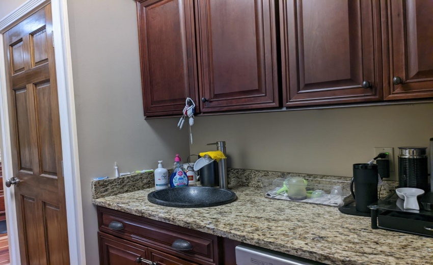 Wet Bar between Kitchen and Dining with 2nd Dishwasher