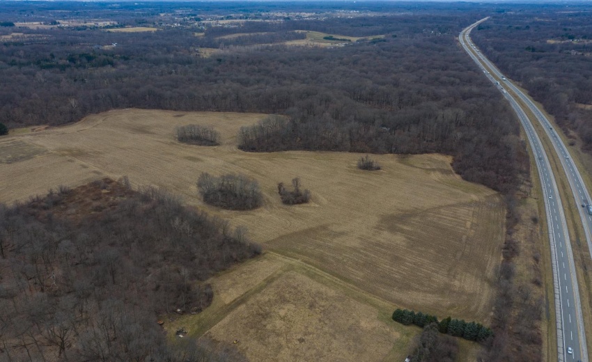 Woodland and farmland is south of the Toll Road.  Next parcel to the W is a 90 A piece owned by Porter County Parks and Rec.