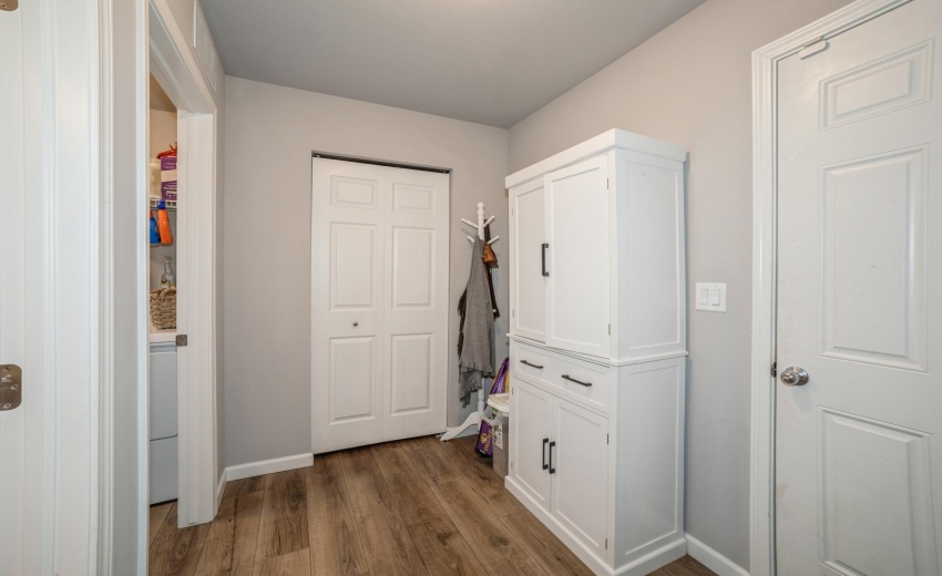 09_102SparrowDrive_2020_mudroom_HiRes