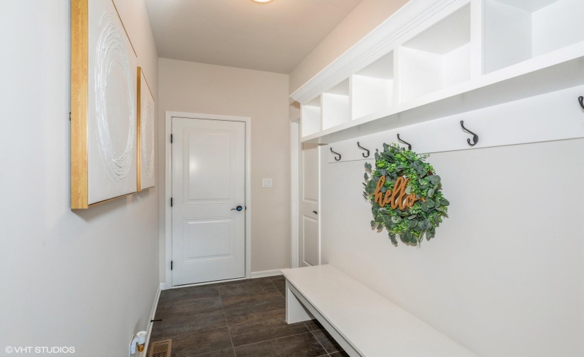 11_131777thPlace_195_Mudroom_MRED_2000x1