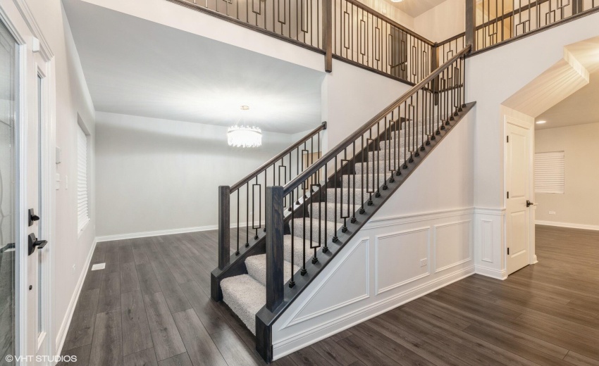 02_7610GrantStreet_32_Foyer_MRED_2000x13