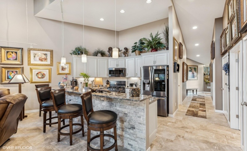 Kitchen with Breakfast Bar