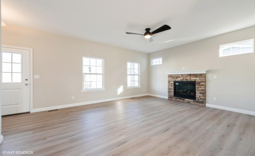 03_407HatchLakePkwy_10001_LivingRoom_Lar