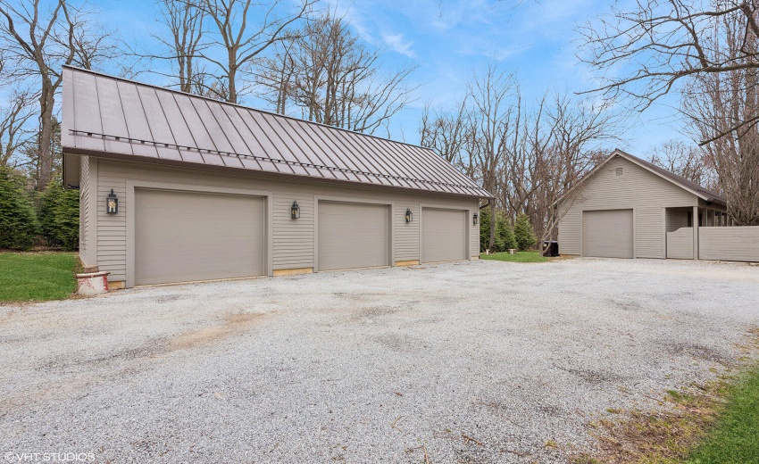 04_126W625N_2011_3CarGarageGarageStudio_