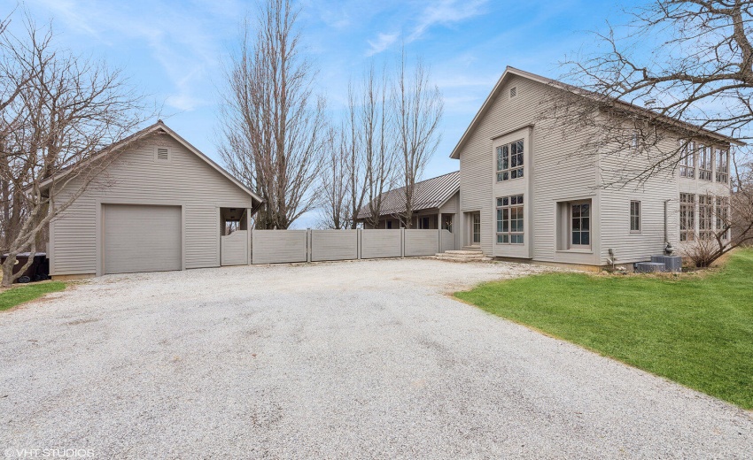 01_126W625N_2014_FrontHouseCourtyardStud