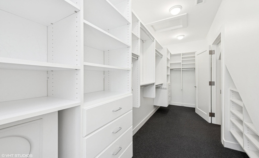 38_126W625N_2057_WalkinwithLaundryShute_