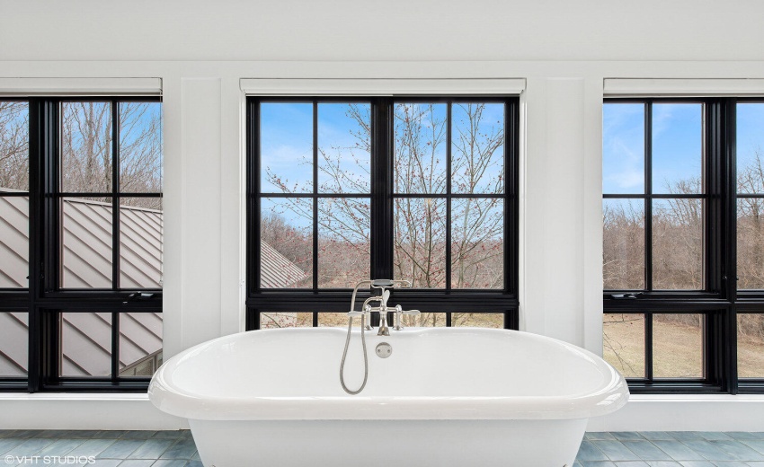 35_126W625N_2053_PrimaryBedroomClawFootS