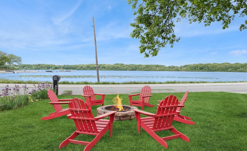 03_212LakeShoreDr_2004_MRED_2000x1333