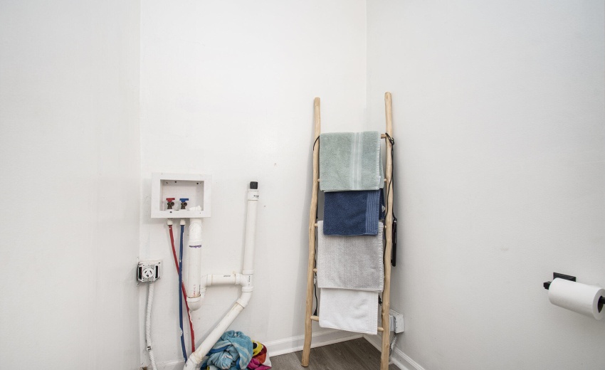 1400 Main bath w/ laundry