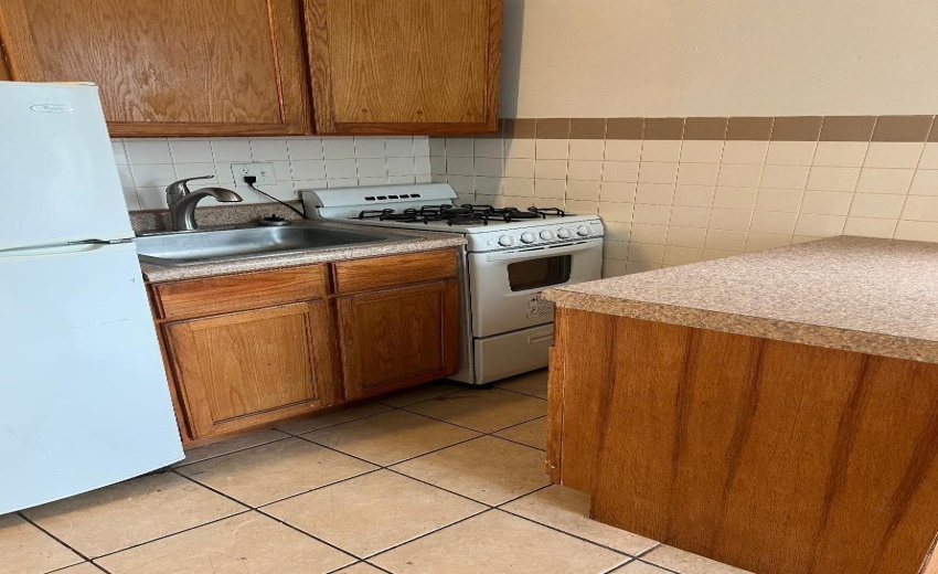 1402 Kitchen 1