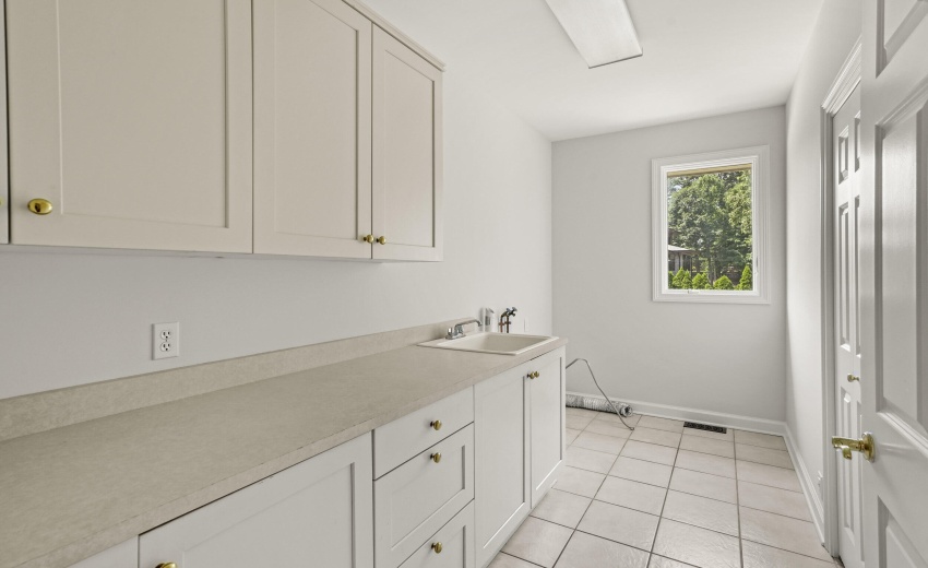 25 main floor laundry