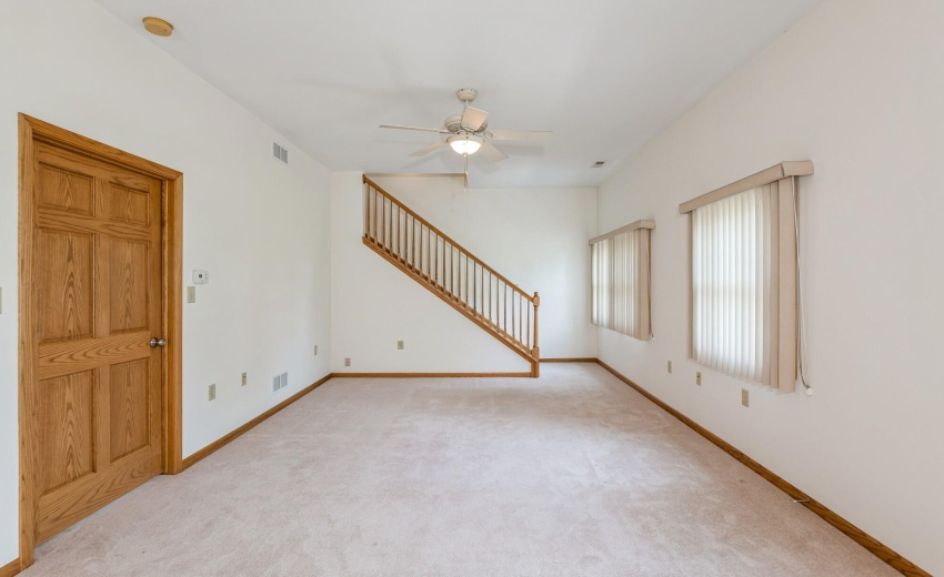 06_13617W117thAve_10005_LivingRoom_MRED_