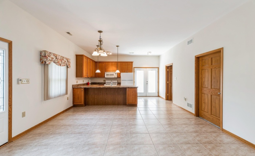 11_13617W117thAve_2_DiningRoom_MRED_2000