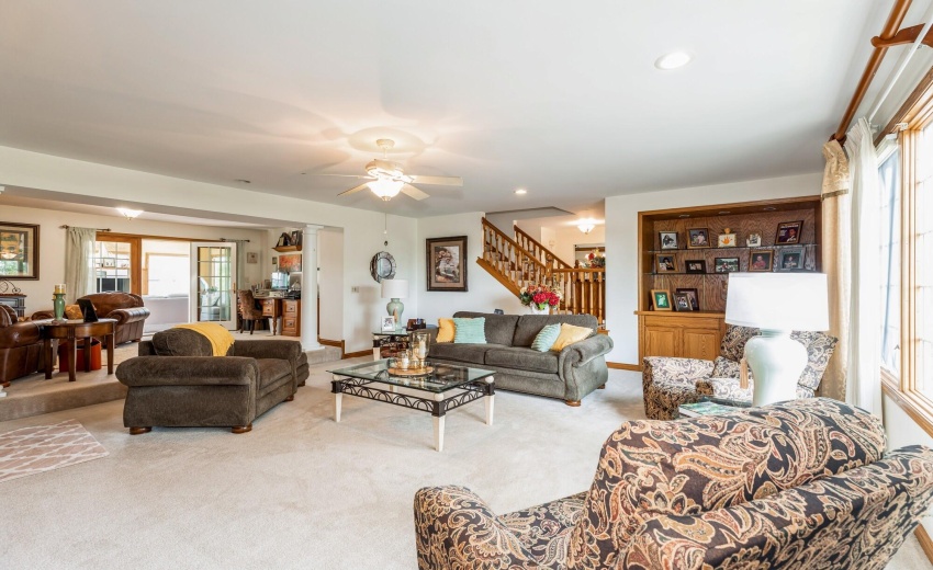 04_13617W117thAve_10003_LivingRoom_MRED_