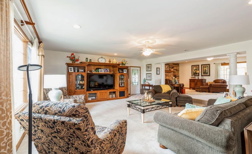 05_13617W117thAve_10004_LivingRoom_MRED_