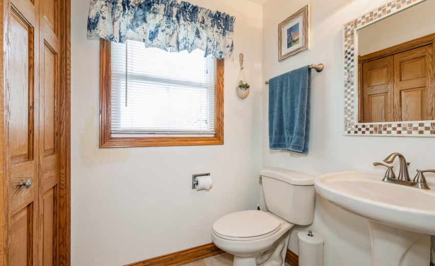 31_13617W117thAve_199_PowderRoom_MRED_20