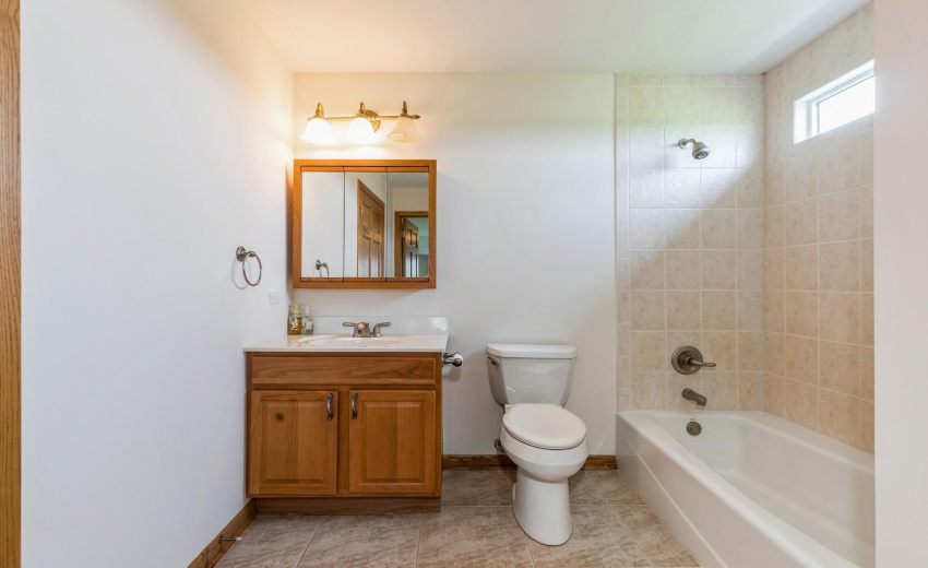 25_13617W117thAve_9_2ndBathroom_MRED_200