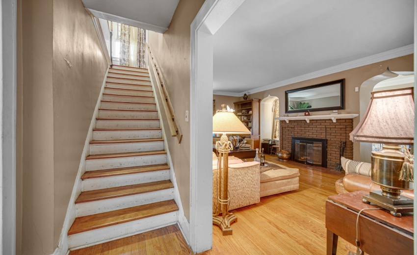 UPSTAIRS TO BEDROOMS