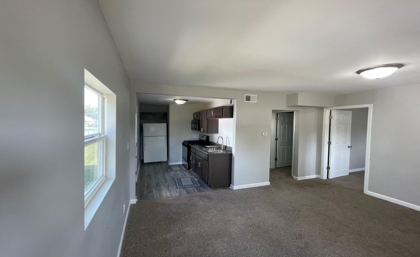 561 Grayton Road living room