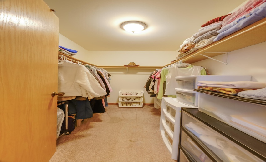 32-MasterClosetClose