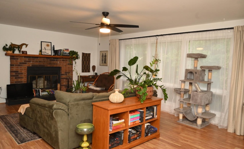 Huge windows in back livingroom