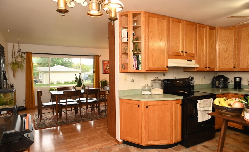 Dining room to Kitchen
