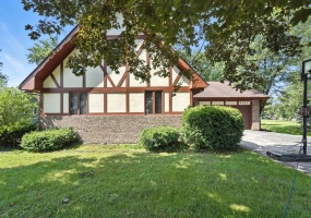4205 Glen Oaks Drive, Crown Point, Indiana, 4 Bedrooms Bedrooms, 7 Rooms Rooms,2 BathroomsBathrooms,Residential,For Sale,Glen Oaks,NRA828480