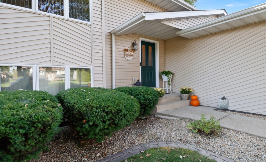 Private Courtyard Entry!