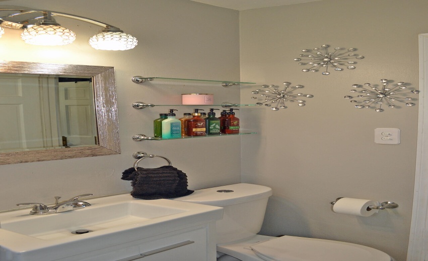 bath full vanity n toilet