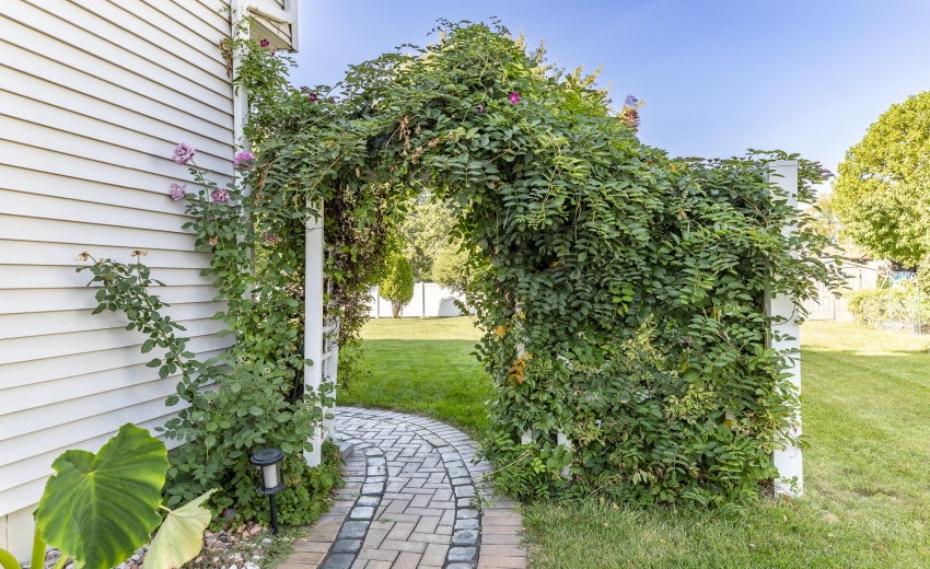 4934 Oriole Ave-side sidewalk