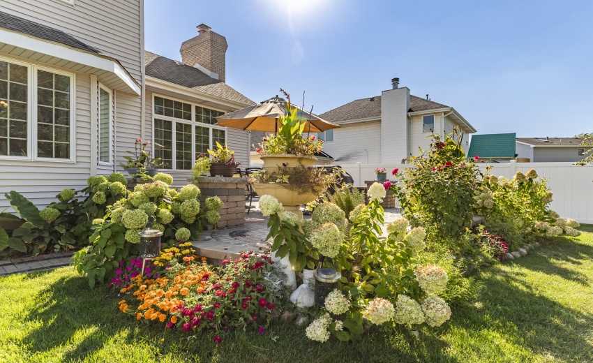 4934 Oriole Ave-patio more flowers