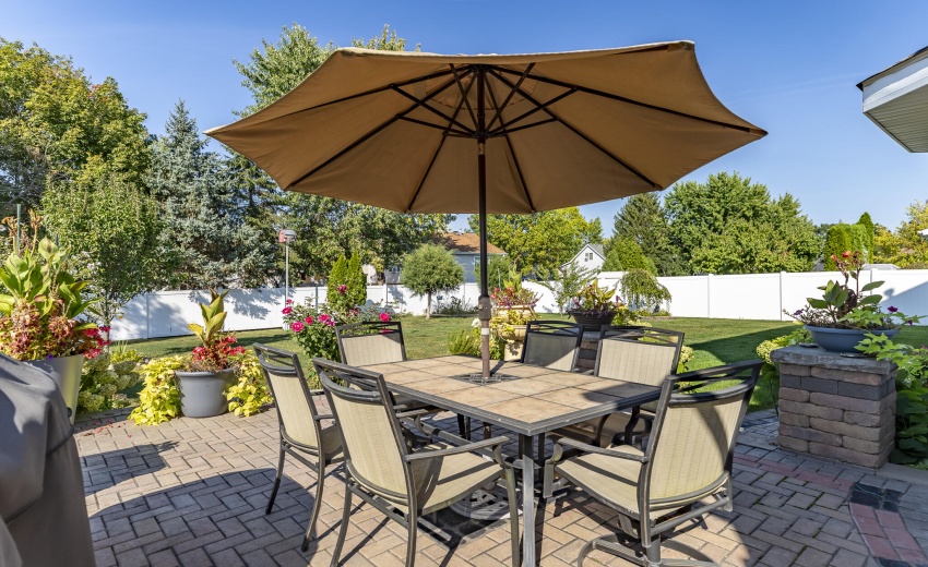 4934 Oriole Ave-patio table