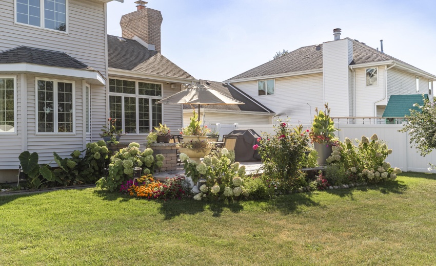 4934 Oriole Ave-patio yard